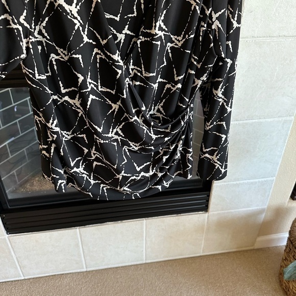 Jones New York Woman Wrap Top Black Ivory- Plus Size 1X - Picture 5 of 6